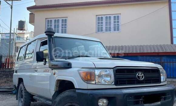 Buy Used Toyota Land Cruiser White Car in Kathmandu metro 30 - maitidevi area in Bagmati province