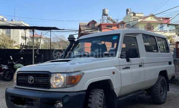 Buy Used Toyota Land Cruiser White Car in Kathmandu metro 30 - maitidevi area in Bagmati province Buy Used Toyota Land Cruiser White Car in Kathmandu metro 30 - maitidevi area in Bagmati province