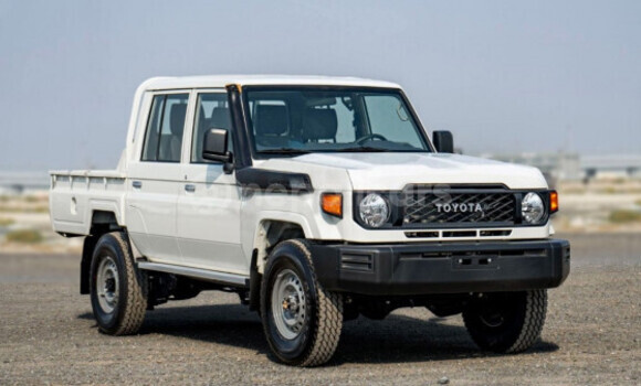 Buy Used Toyota Land Cruiser White Car in Bhadrapur in Mechi Buy Used Toyota Land Cruiser White Car in Bhadrapur in Mechi