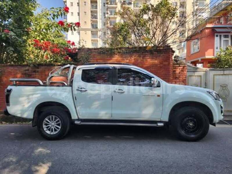 Big with watermark isuzu hi lander bagmati kathmandu 5800