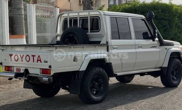 Buy Used Toyota Land Cruiser White Car in Bhadrapur in Mechi Buy Used Toyota Land Cruiser White Car in Bhadrapur in Mechi