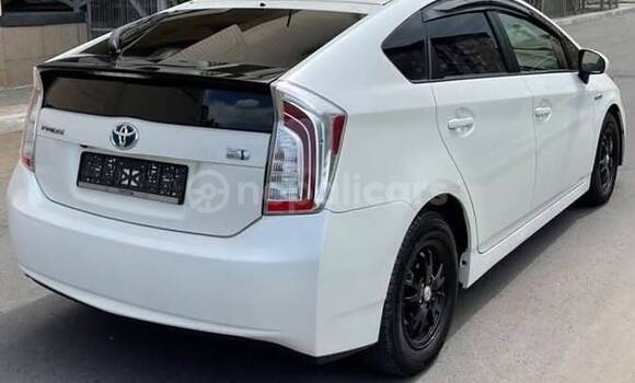 Buy Used Toyota Prius White Car in Bhadrapur in Mechi Buy Used Toyota Prius White Car in Bhadrapur in Mechi