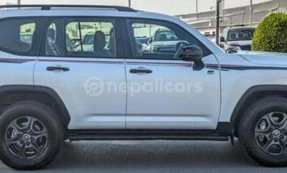Buy Used Toyota Land Cruiser White Car in Bhadrapur in Mechi Buy Used Toyota Land Cruiser White Car in Bhadrapur in Mechi