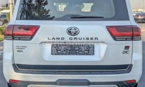 Buy Used Toyota Land Cruiser White Car in Bhadrapur in Mechi Buy Used Toyota Land Cruiser White Car in Bhadrapur in Mechi